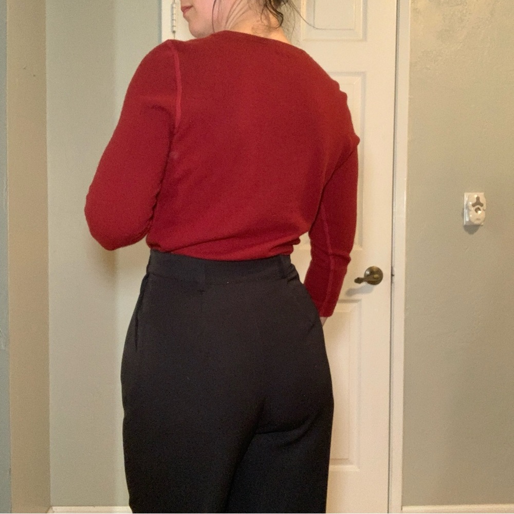 Three Dots red 100% cashmere v-neck sweater, size medium - Picture 3 of 8